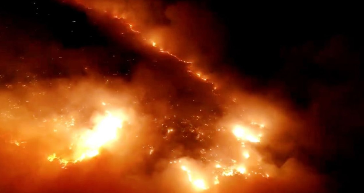 Elazığ’da örtü yangını geceyi aydınlattı