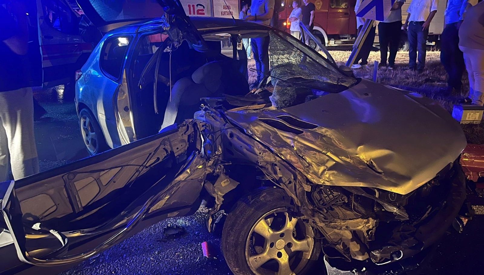 otomobil ve civciv yuklu tir carpisti vKaiYb3b