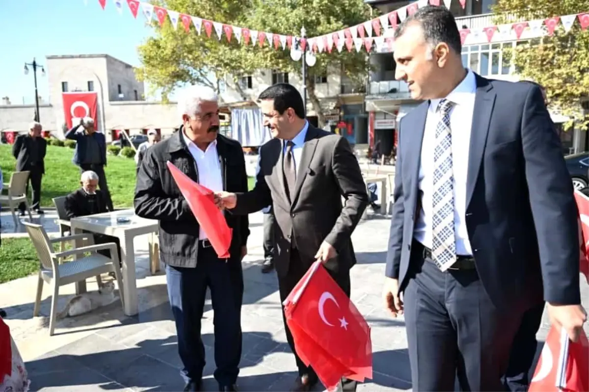 battalgazide cumhuriyet bayrami coskusu turk bayragi dagitimi KecvFHum.jpg