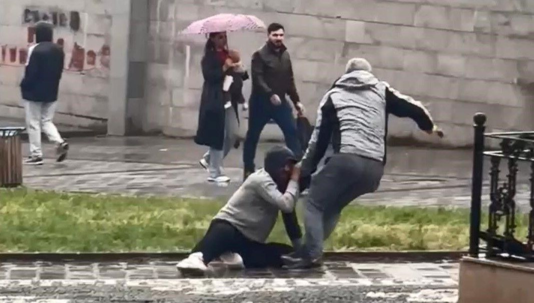 gaziosmanpasada sokak ortasinda kavga kaldirim tasiyla dovdu pmyxzPtH.jpg