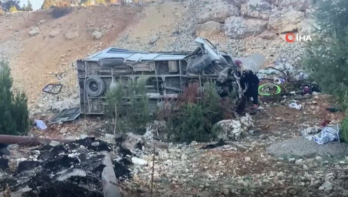 iscileri tasiyan minibus kaza yapti olu ve yaralilar var suQmXnv3