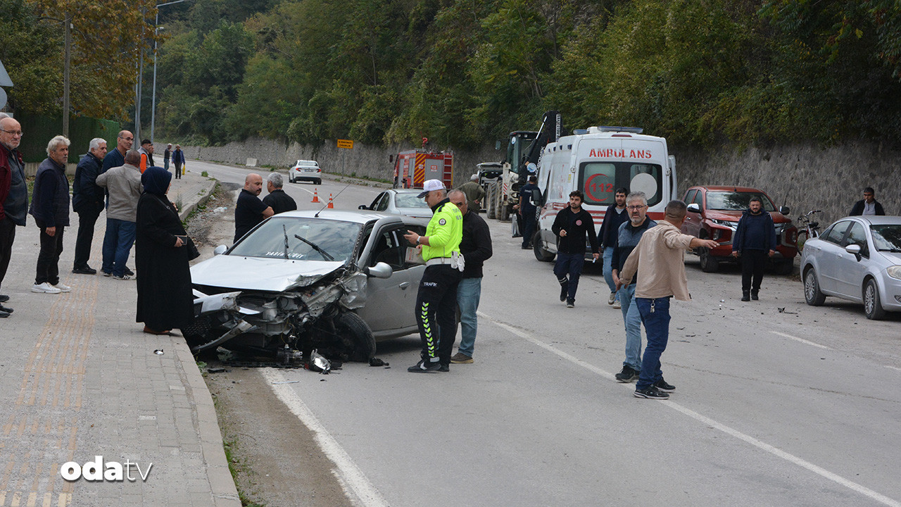 kastamonuda iki otomobil carpisti 4 yarali WWuejTFA.jpg