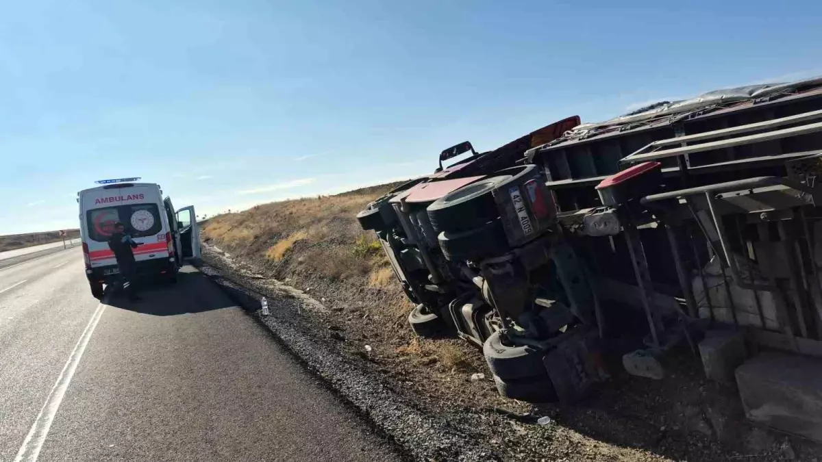 kuluda tir devrildi surucu hafif yaralandi nHbiknbD.jpg