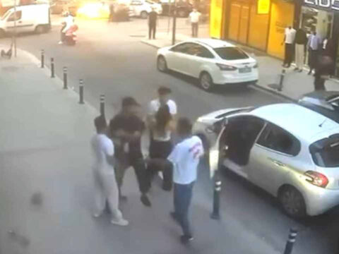 Avcilarda yol verme kavgasi kamerada tekme tokat birbirlerine girdiler akBHTReh
